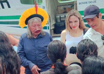 Angelina Jolie visita aldeia indígena no Brasil
