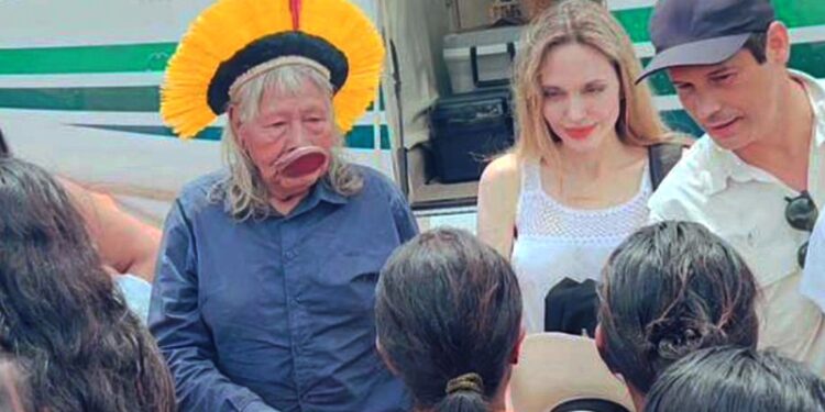 Angelina Jolie visita aldeia indígena no Brasil