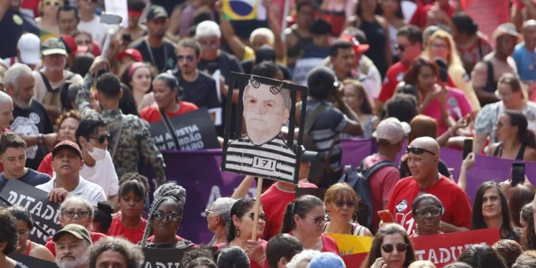 Bolsonaro reúne 44,9 mil na Paulista